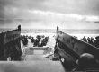 Geallieerde soldaten verlaten landingsvaartuigen tijdens de D-Day-invasie in Normandië op 6 juni 1944