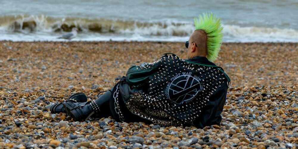 man met groen haar op strand