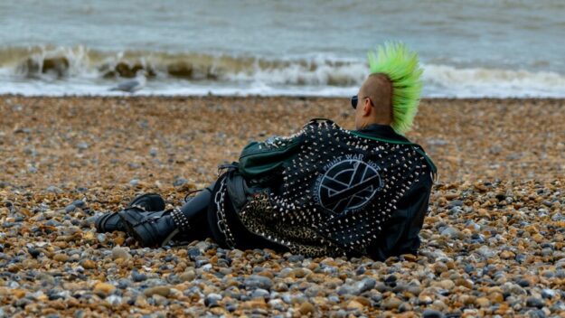 man met groen haar op strand