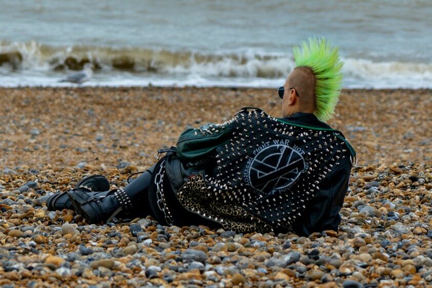haartrends (1) man met groen haar op strand