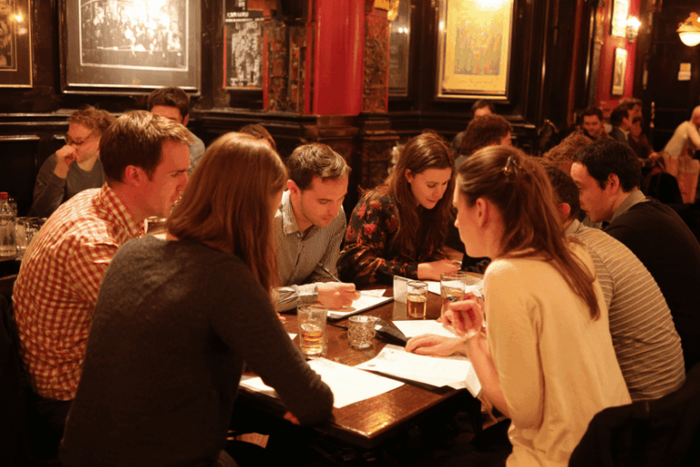 een-groep-mensen-speelt-een-pubquiz-over-wetgeving een groep mensen speelt een pubquiz over wetgeving