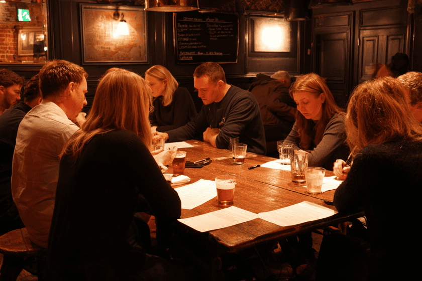 vrienden spelen een quiz