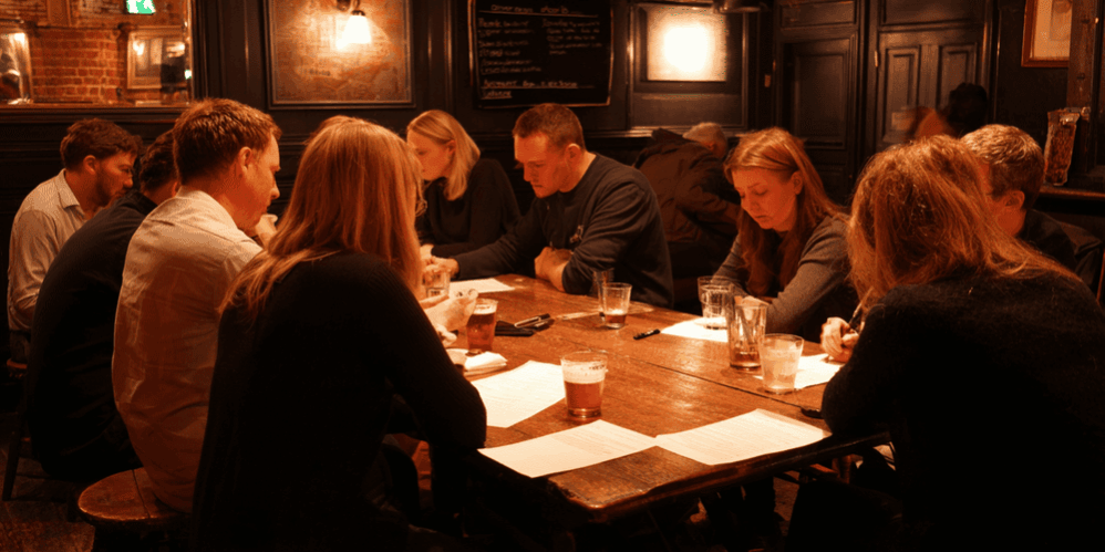 vrienden spelen een quiz
