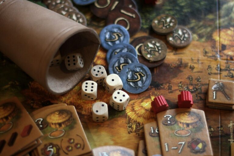 Dobbelstenen, fiches en kaarten op een spelbord dat jong en oud samenbrengt rond het spel