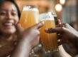 mensen die proosten met bier