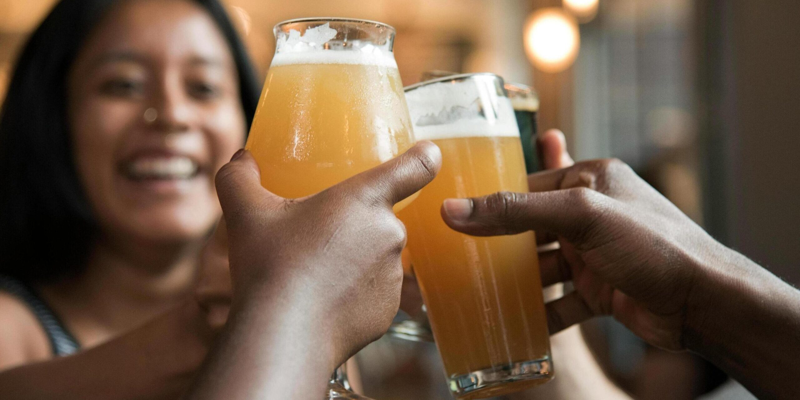 mensen die proosten met bier