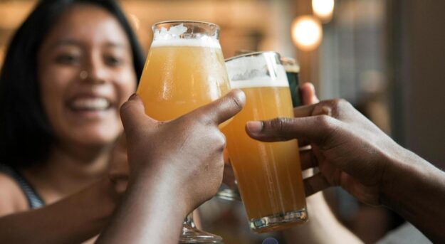 mensen die proosten met bier