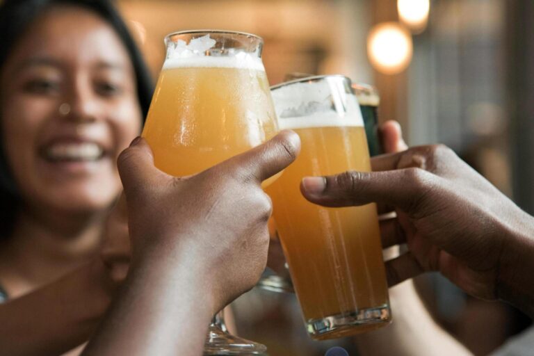 mensen die proosten met bier