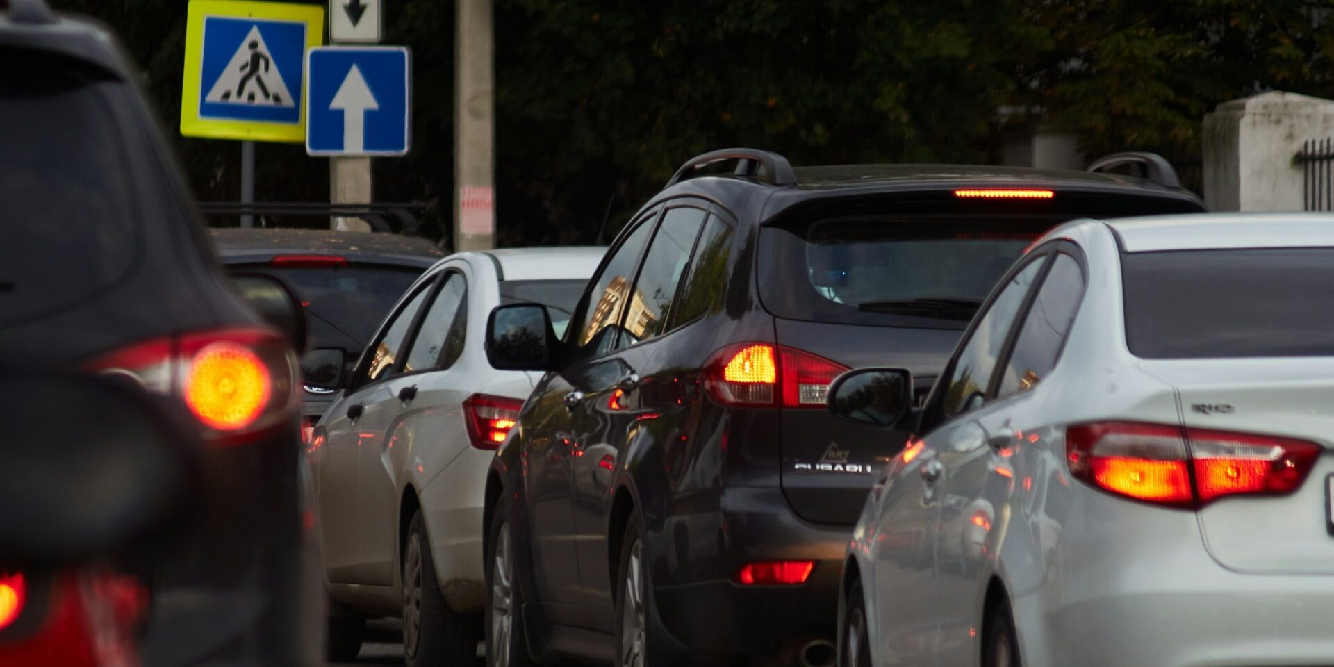 Drukke verkeerssituatie met stilstaande auto's bij zebrapad, passend bij verkeersquiz over verkeersregels