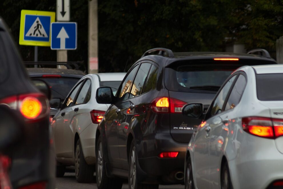 Drukke verkeerssituatie met stilstaande auto's bij zebrapad, passend bij verkeersquiz over verkeersregels