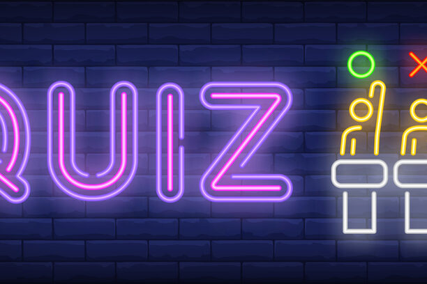Neonbord met het woord quiz en drie deelnemers, passend bij een spirituele pubquizavond.