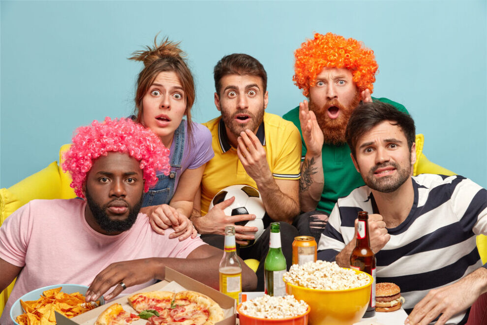 groep mensen die voetbal kijken