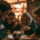 vier mensen aan een cafétafel vullen samen een antwoordformulier in naast een voetbal